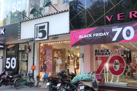 Chạy khuyến mãi từ sớm nhưng ba ngày trước dịp Black Friday 2022, không khí mua sắm vẫn chưa 'tăng nhiệt' tại các cửa hàng. (Ảnh: Việt Anh/Vietnam+)