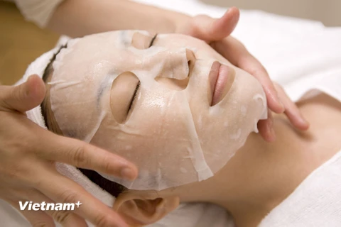 Đắp mặt nạ là một trong những phương pháp 'hạt dẻ' giúp cấp ẩm cho làn da trong thời tiết khô lạnh. (Ảnh minh họa)