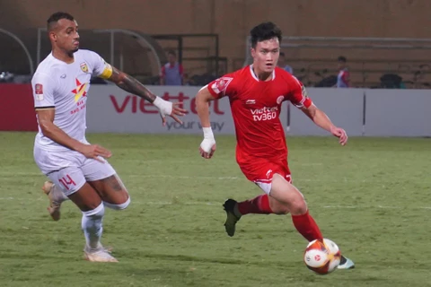 Tiền vệ Nguyễn Hoàng Đức (áo đỏ) được đánh giá là ứng cử viên nặng ký nhất cho giải thưởng Cầu thủ xuất sắc nhất V-League 2023. (Ảnh: Việt Anh/Vietnam+)