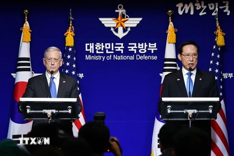 Bộ trưởng Quốc phòng Hàn Quốc Song Young-moo (phải) và Bộ trưởng Quốc phòng Mỹ James Mattis tại cuộc họp báo ở Seoul, Hàn Quốc ngày 28/10. (Nguồn: THX/TTXVN)