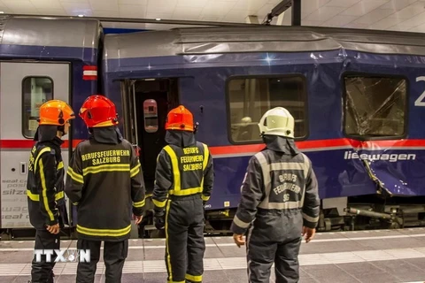 Lực lượng cứu hộ làm nhiệm vụ tại hiện trường một vụ tai nạn tàu hỏa ở Salzburg, Áo. (Ảnh minh họa. Nguồn: AP/TTXVN)