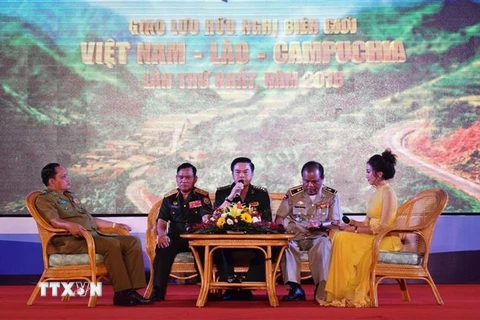 Bộ đội Biên phòng tỉnh Kon Tum và Công an 4 tỉnh Attapeu, Sekong (Lào), Rattanakiri (Campuchia) và tỉnh Kon Tum giao lưu tại chương trình. (Ảnh: Quang Thái/TTXVN)
