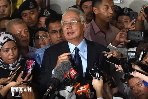  Cựu Thủ tướng Malaysia Najib Razak (giữa) trong cuộc họp báo sau phiên tòa ở Kuala Lumpur, ngày 20/9/2018. (Ảnh: THX/TTXVN)