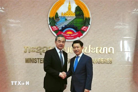 Bộ trưởng Ngoại giao Lào Saleumxay Kommasith (phải) và Bộ trưởng Ngoại giao Trung Quốc Vương Nghị tại cuộc gặp ở Vientiane ngày 16/12/2018. (Ảnh: THX/TTXVN)