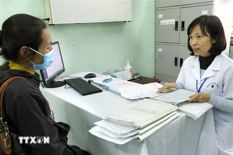 Trung tâm Y tế quận Nam Từ Liêm (Hà Nội) khám, điều trị cấp thuốc ARV từ nguồn Quỹ Bảo hiểm Y tế bệnh nhân HIV/AIDS. (Ảnh: Dương Ngọc/TTXVN)