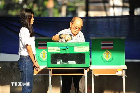 Cử tri bỏ phiếu tại một điểm bầu cử ở Bangkok, Thái Lan, ngày 24/3/2019. (Ảnh: THX/TTXVN)