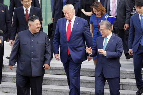 (từ trái sang): Nhà lãnh đạo Triều Tiên Kim Jong-un, Tổng thống Mỹ Donald Trump và Tổng thống Hàn Quốc Moon Jae-in tại cuộc gặp ở Khu phi quân sự (DMZ) ngày 30/6/2019. (Ảnh: Yonhap/TTXVN)