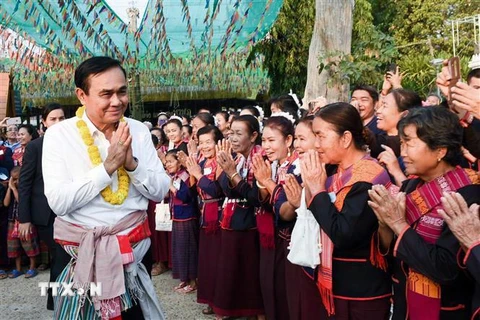 Thủ tướng Thái Lan Prayut Chan-O-Cha (trái). (Ảnh: AFP/TTXVN)