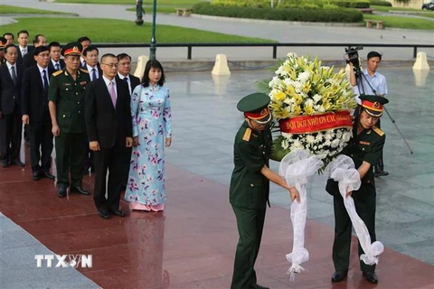 Lễ dâng hương và đặt vòng hoa tại Đài Hữu nghị Việt Nam-Campuchia. (Ảnh: Phóng viên TTXVN tại Campuchia)