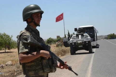 Binh sỹ quân đội Thổ Nhĩ Kỳ gác tại cửa khẩu Mursitpinar ở tỉnh Sanliurfa, giáp giới thị trấn Kobane của Syria. (Ảnh: AFP/TTXVN)