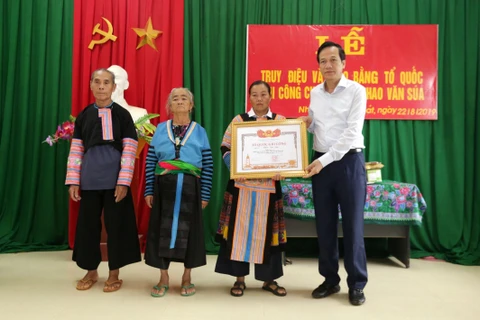 Bộ trưởng Bộ Lao động-Thương binh và Xã hội Đào Ngọc Dung trao Bằng Tổ quốc ghi công cho thân nhân Liệt sỹ Thao Văn Súa. (Nguồn: TTXVN)