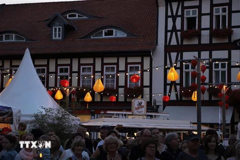 Sắc màu đèn lồng rực rỡ trong Lễ hội đèn lồng Hội An lần thứ hai tại Đức. (Ảnh: Anh Đức/TTXVN)
