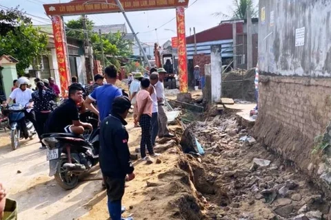 Thanh Hóa: Máy xúc đất làm sập tường rào, 2 công nhân thương vong