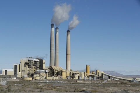 Khí thải bốc lên từ ống khói tại nhà máy điện ở Castle Dale, Utah, Mỹ. (Ảnh: AFP/ TTXVN)