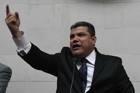 Ông Luis Parra phát biểu sau khi tuyên thệ nhậm chức Chủ tịch Quốc hội Venezuela, Caracas, ngày 5/1/2020. (Ảnh: AFP/ TTXVN)