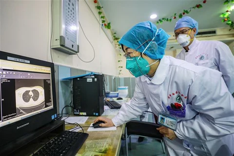 Các bác sỹ kiểm tra hình ảnh chụp CT phổi của bệnh nhân nhiễm virus corona ở bệnh viện thành phố Vũ Hán, tỉnh Hồ Bắc, Trung Quốc ngày 30/1/2020. (Ảnh: AFP/TTXVN)