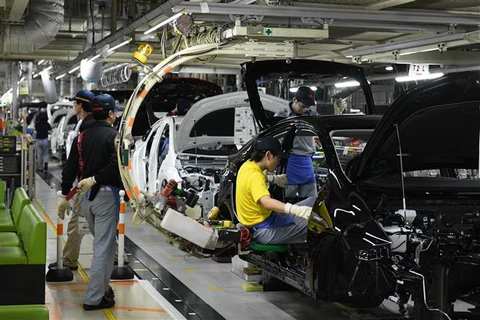Công nhân làm việc tại nhà máy sản xuất ôtô ở thành phố Toyota, tỉnh Aichi, Nhật Bản. (Ảnh: AFP/TTXVN)