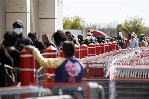 Người dân xếp hàng bên ngoài siêu thị ở Washington D.C, Mỹ ngày 3/4/2020 trong bối cảnh dịch COVID-19 lan rộng. (Ảnh: THX/ TTXVN)