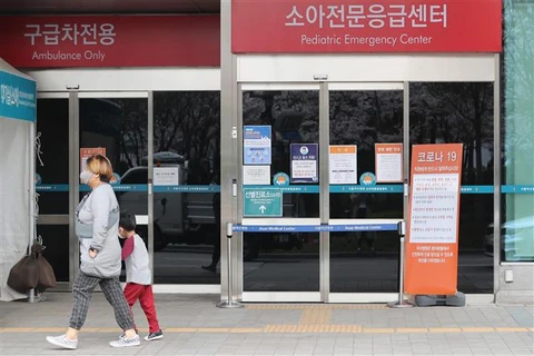 Người dân đeo khẩu trang phòng lây nhiễm COVID-19 tại Seoul, Hàn Quốc. (Ảnh: Yonhap/TTXVN)