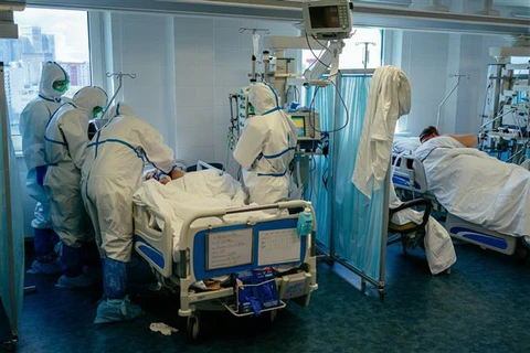 Nhân viên y tế điều trị cho bệnh nhân nhiễm COVID-19 tại bệnh viện K+31 ở Moskva, Nga. (Ảnh: AFP/TTXVN)