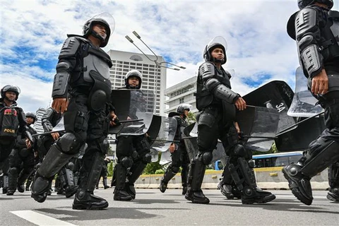 Cảnh sát Indonesia tuần tra tại Jakarta. (Ảnh: AFP/TTXVN)