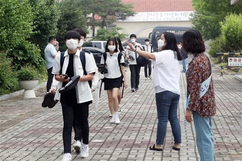 Học sinh tới trường tại Cheongju, Hàn Quốc. (Ảnh: Yonhap/TTXVN)