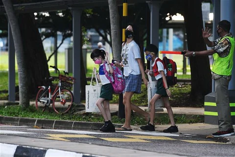 Người dân đeo khẩu trang phòng lây nhiễm COVID-19 tại Singapore ngày 2/6/2020. (Ảnh: THX/TTXVN)
