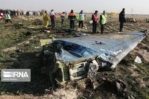 Mảnh vỡ của máy bay chở khách thuộc Hãng hàng không quốc tế Ukraine bị rơi gần thủ đô Tehran của Iran ngày 8/1/2020. (Ảnh: IRNA/TTXVN)