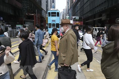 Người dân đeo khẩu trang phòng lây nhiễm COVID-19 tại Hong Kong, Trung Quốc. (Ảnh: THX/TTXVN)