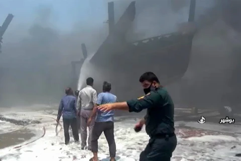 Nhân viên cứu hỏa nỗ lực khống chế các đám cháy trên tàu biển tại cảng Bushehr, Iran, ngày 15/7/2020. (Ảnh: AFP/TTXVN)