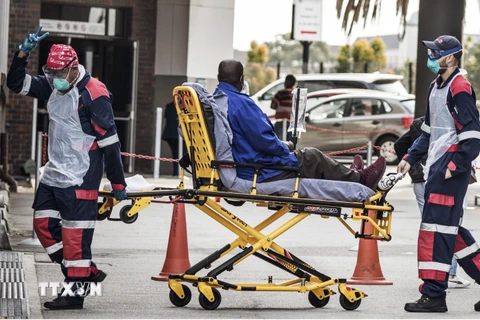 Chuyển bệnh nhân mắc COVID-19 vào một bệnh viện ở Port Elizabeth, Nam Phi. (Ảnh: AFP/TTXVN)