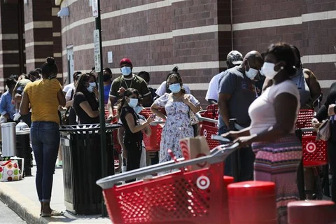 Người dân xếp hàng chờ mua sắm tại một cửa hàng bách hóa ở New York, Mỹ ngày 16/7/2020. (Ảnh: THX/TTXVN)