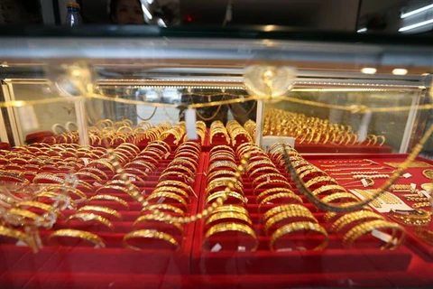 Vàng trang sức được bày bán tại một tiệm kim hoàn ở Yangon, Myanmar. (Ảnh: THX/TTXVN)