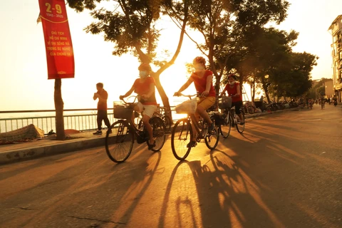 [Photo] Thủ đô Hà Nội dịu dàng trong nắng vàng đầu Thu