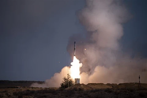 Tên lửa được phóng từ hệ thống S-400 của Nga tại căn cứ quân sự Ashuluk. (Ảnh: AFP/TTXVN)