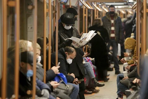 Người dân đeo khẩu trang phòng lây nhiễm COVID-19 trên tàu điện ngầm ở Moskva, Nga. (Ảnh: THX/TTXVN)
