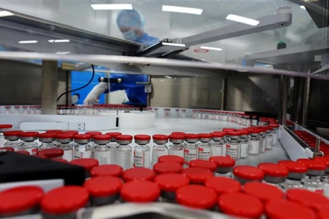 Vắcxin Sputnik V ngừa COVID-19 được sản xuất tại Strelna, Nga. (Ảnh: AFP/TTXVN)