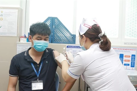 Nhân viên y tế Bệnh viện Quận 11 được tiêm vaccine phòng COVID-19. (Ảnh: Đinh Hằng/TTXVN)
