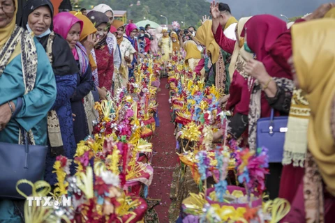 Người dân tham gia một buổi lễ truyền thống chuẩn bị cho tháng lễ Ramadan tại làng Painan, Tây Sumatra, Indonesia, ngày 12/4/2021. (Ảnh: THX/TTXVN)