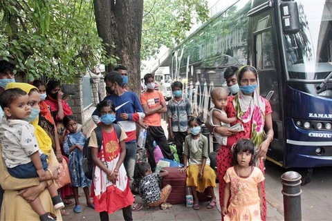 Người dân đeo khẩu trang phòng lây nhiễm COVID-19 tại Bangalore, Ấn Độ. (Ảnh: THX/TTXVN)