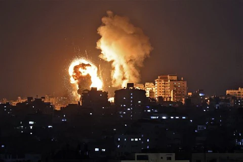 Khói lửa bốc lên sau loạt không kích của Israel xuống Dải Gaza. (Ảnh: AFP/TTXVN)