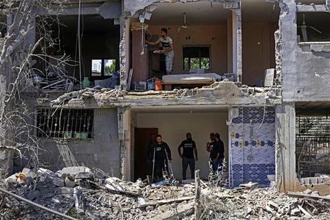 Nhà cửa bị tàn phá sau loạt không kích của Israel xuống Dải Gaza ngày 14/5/2021. (Ảnh minh họa. AFP/TTXVN)