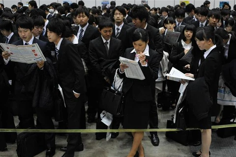 Sinh viên đại học tham gia hội chợ việc làm tại Tokyo, Nhật Bản. (Ảnh: AFP/TTXVN)