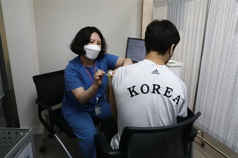 Tiêm chủng vaccine ngừa COVID-19 tại Seoul, Hàn Quốc. (Ảnh: AFP/TTXVN)