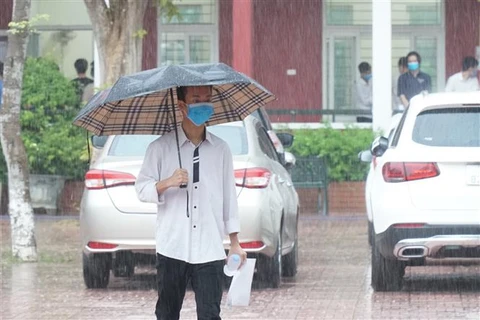 Hà Nội ngày nắng, Trung Bộ mưa lớn do hoàn lưu áp thấp nhiệt đới