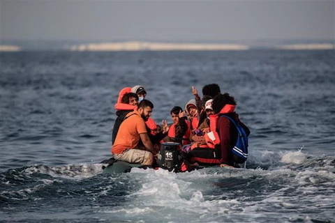 Pháp giải cứu hơn 100 người di cư tìm cách vượt biển Manche