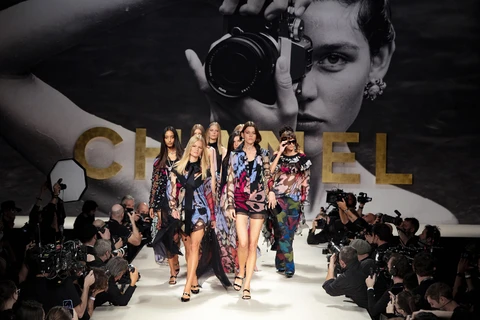 BST Xuân Hè 2022 của Chanel hồi sinh thời trang thập niên 80-90 