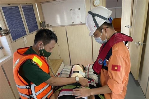 Khánh Hòa: Đưa vào bờ, cấp cứu kịp thời một thuyền viên nước ngoài