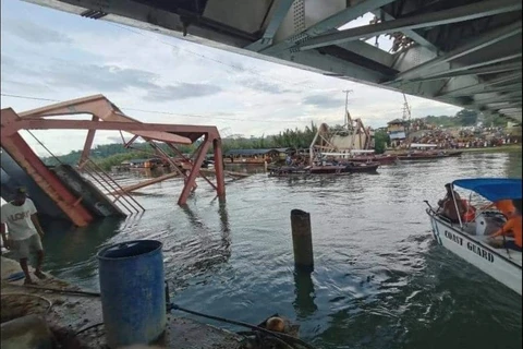 Sập cầu do quá tải tại Philippines khiến 4 du khách thiệt mạng