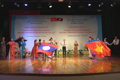 Biểu diễn nghệ thuật chào mừng năm đoàn kết hữu nghị giữa Việt Nam-Lào